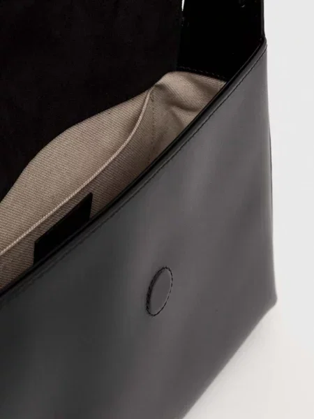 A.P.C. чанта дамска от кожа Sac Virginie Flap черно