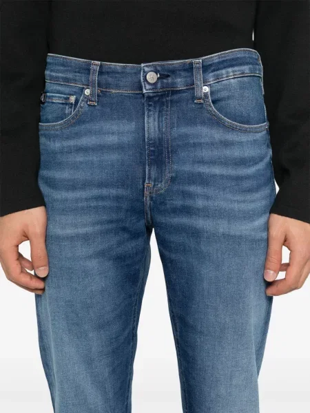 Kūginis siaurėjantys džinsai Calvin Klein Jeans mėlyna