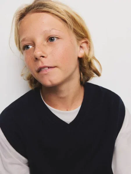 Kamizelka z cienkiej dzianiny z dekoltem w serek Dzieci lata MANGO KIDS granatowy