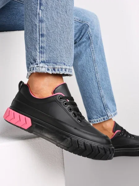 Sneakersy na Tłoczonej Platformie Ozdobione Łańcuchem Jaihini czarne