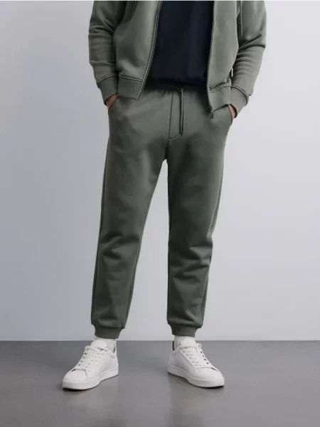 Reserved Spodnie dresowe regular fit jasny zielony