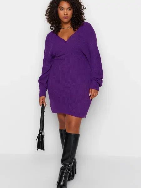 Dzianinowa sukienka Trendyol dwurzędowa fioletowa