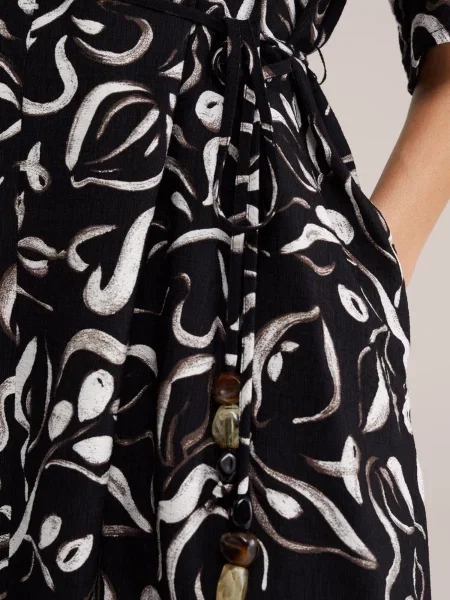 WE Fashion Šaty čierna biela