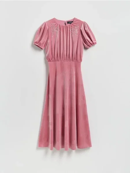 Reserved Welurowa sukienka midi brudny róż