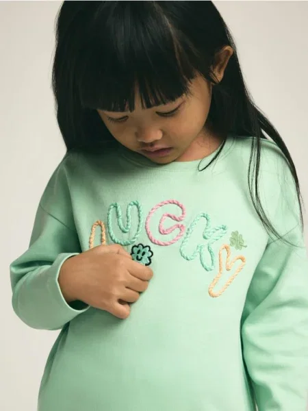 Reserved Tricou cu inscripție brodată verde-pal verde