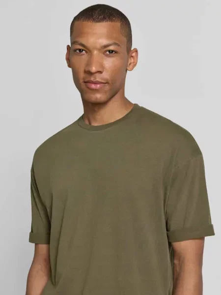 T-shirt z zakładką na rękawach i okrągłym dekoltem Drykorn oliwkowa