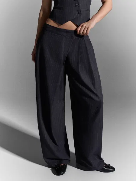 Bershka Pantaloni cutați bleumarin