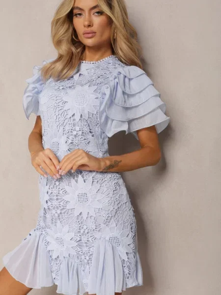 Jasnoniebieska Sukienka Dopasowana Mini z Koronką i Falbankami Offiamea niebieska