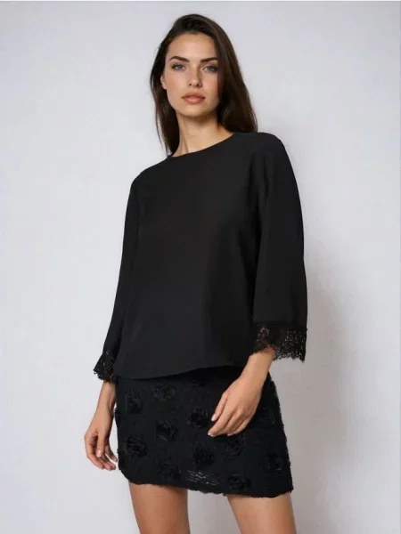 Блузка с декоративным кружевом чорний