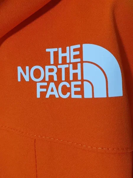 Geacă The North Face cu glugă portocaliu