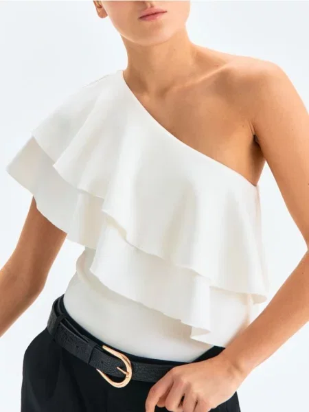 Боді на одне плече з рюшами та домішкою кремовий