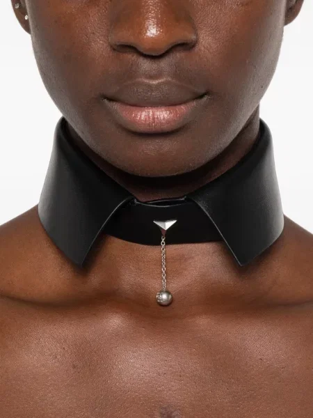 Gulerat colier Fendi din piele negru