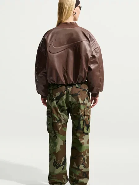 Nike Sportswear geacă bomber pentru femei din imitație de piele Therma-FIT maro