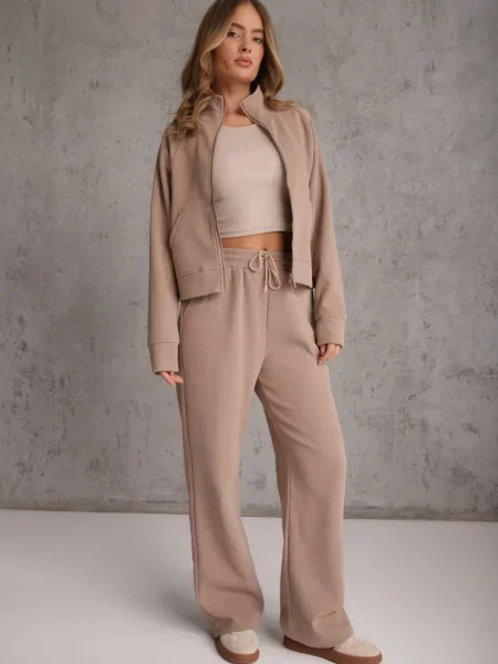 Set de trening cu pantaloni Wide Leg și bluză cu cu guler tip tunică Milia închis bej