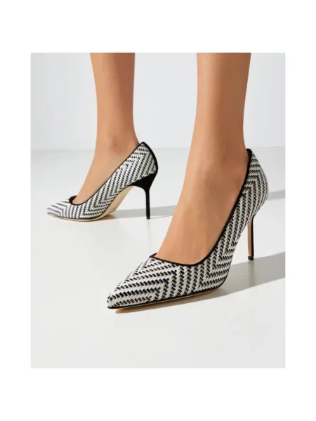 Czółenka Manolo Blahnik skórzana ze szpiczastym noskiem czarna