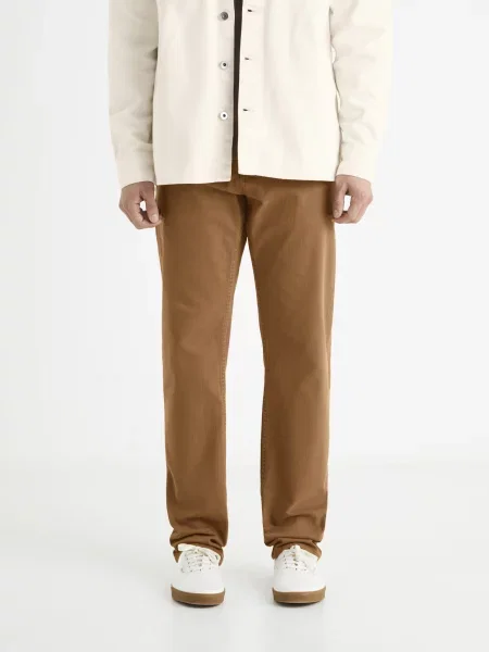 Hlače Celio dizajn s petimi žepi rjava