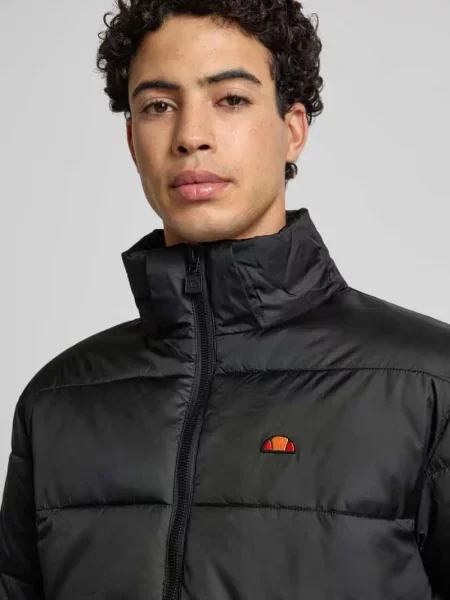 Kurtka pikowana o kroju regular fit z wyhaftowanym logo model ‘Paddero’ Ellesse czarna