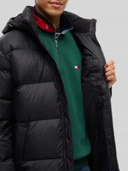 Płaszcz puchowy o kroju regular fit z wyhaftowanym logo Tommy Jeans czarny