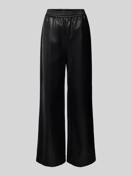 Spodnie typu track pants o kroju baggy fit z imitacji skóry Karo Kauer czarne