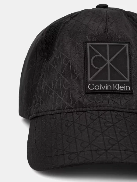 Calvin Klein Kapa s šiltom črna