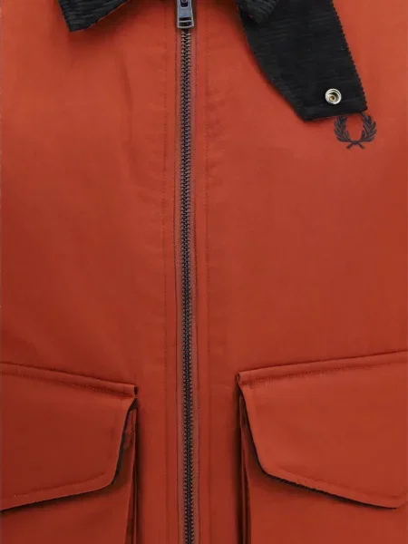 С яка яке Fred Perry бродирано от рипсено кадифе червено