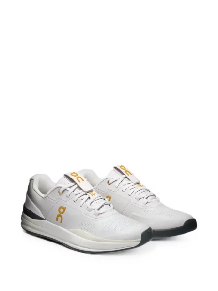 Sneakerși On alb