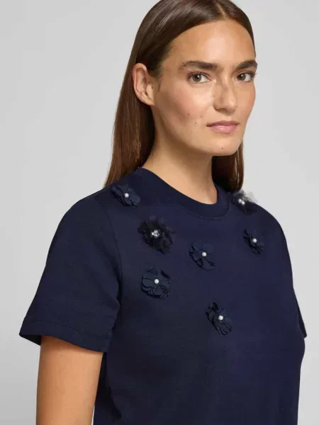 T-shirt z kwiatowymi aplikacjami Christian Berg Woman granatowa
