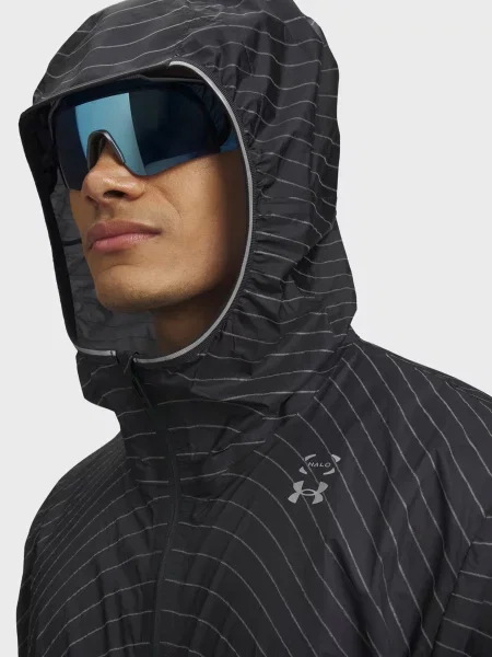 У смужку вітровка Under Armour для бігу чорна