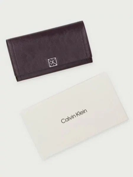 Calvin Klein Pénztárca Emblem Hw Long Bifold Barna lila