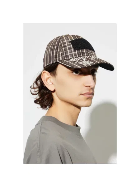 Czapka z daszkiem Umbro w kratę brązowa
