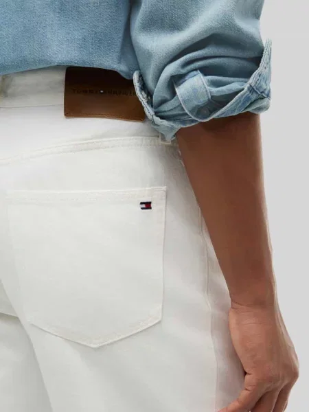 Jeans o kroju straight fit z czystej bawełny w fasonie Tommy Hilfiger białe
