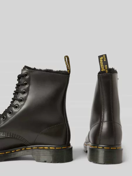 Kozaki sznurowane z detalem z logo model ‘Serena’ Dr. Martens czarne
