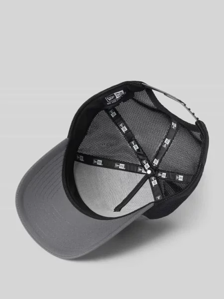 Czapka z daszkiem typu trucker z regulowanym zapięciem na patkę na tyle New Era