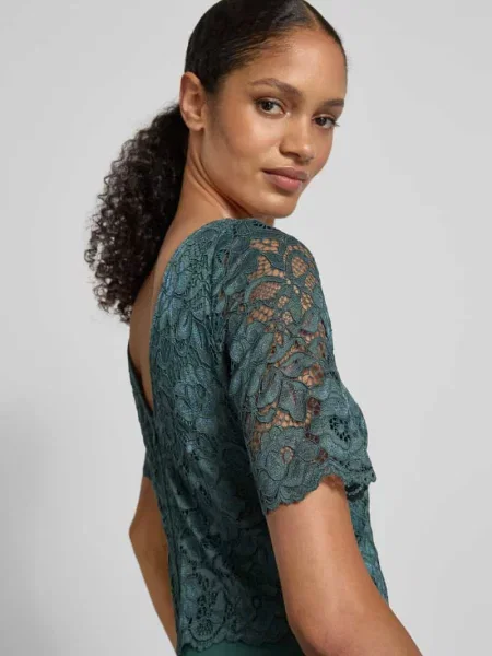 Sukienka wieczorowa z koronką i okrągłym dekoltem Vera Mont zielona