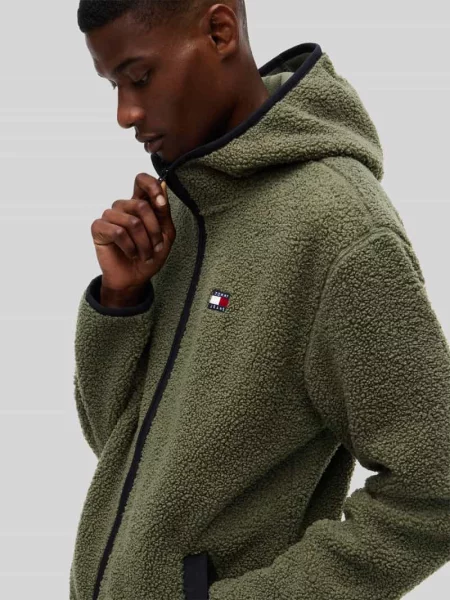 Kurtka z futerka / sztucznego futra o kroju regular fit z kołnierzem z kapturem Tommy Jeans oliwkowa
