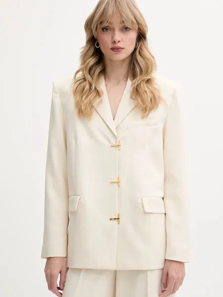 Stine Goya sacou un singur rand de uni bej