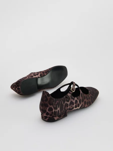 Лоферы Reserved с принтом с животным принтом