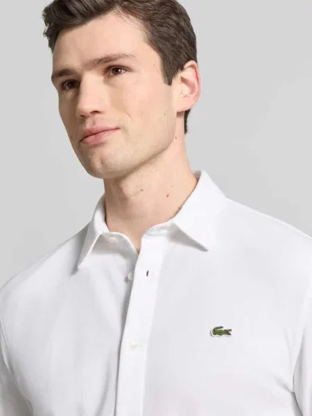 Koszula casualowa o kroju slim fit z fakturą Lacoste biała