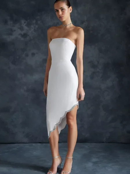 Sukienka wieczorowa Trendyol elegancka z kamieniami biała