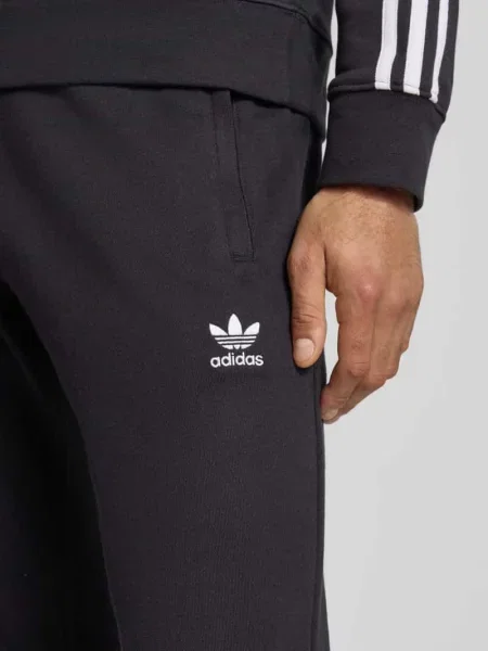 Spodnie dresowe z wyhaftowanym logo i elastycznym pasem Adidas Originals czarny