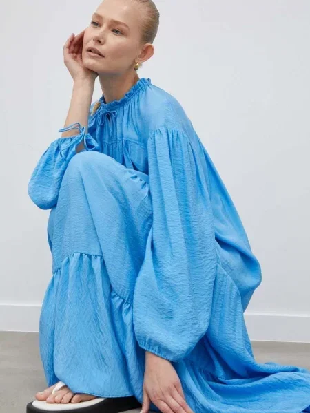 Рокля дълъг модел с уголемена кройка синьо