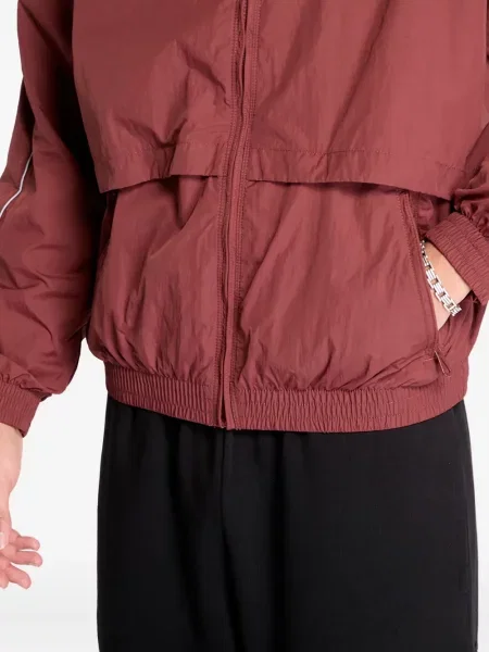 Geacă cu puf Nike cu broderie negru