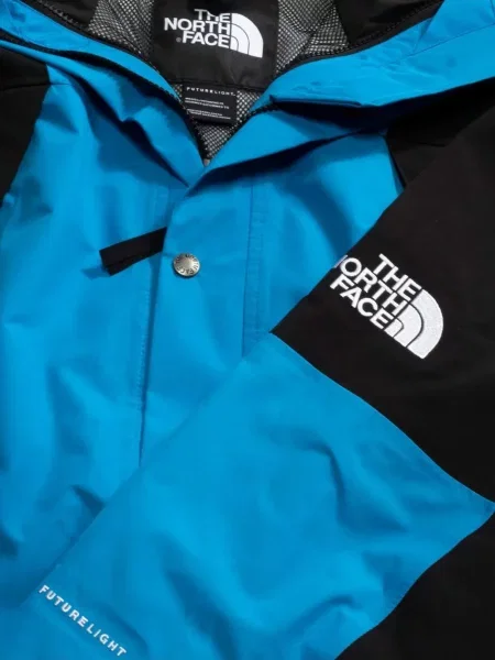 Палто The North Face бродирано с качулка синьо