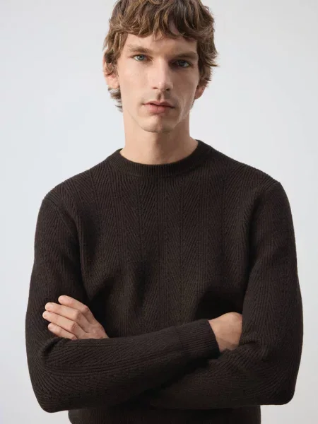 Sweter z dzianiny w jodełkę czekoladowy Mężczyzna XXL MANGO MAN