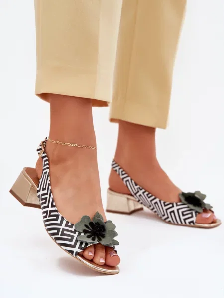 Kožené sandály Laura Messi na klínovém podpatku bílé