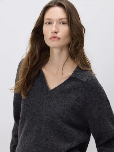 Reserved Pulover cu guler gri-închis gri