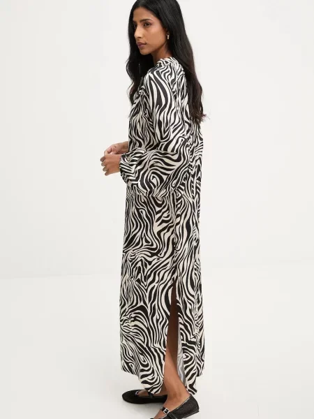 Answear.LAB sukienka midi rozkloszowana czarny