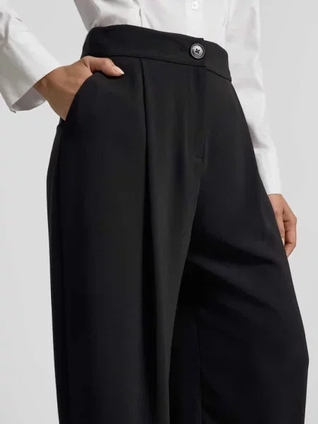 Spodnie o kroju tapered fit z zakładkami w pasie i wpuszczanymi Armani Exchange czarne