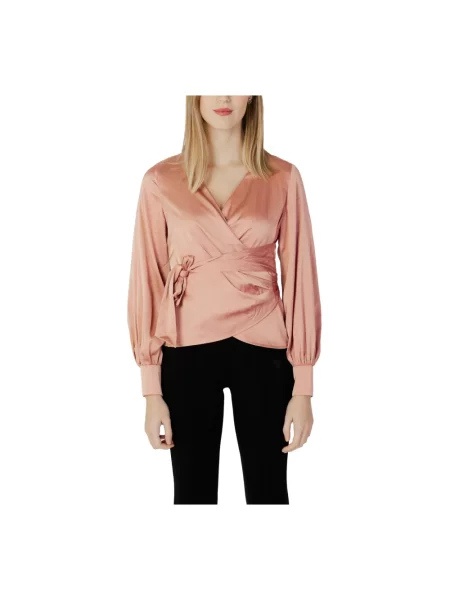 Satynowa bluzka Guess kopertowa różowa
