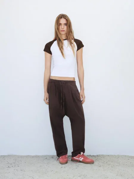 Pull&Bear Plisované rifle čokoládová